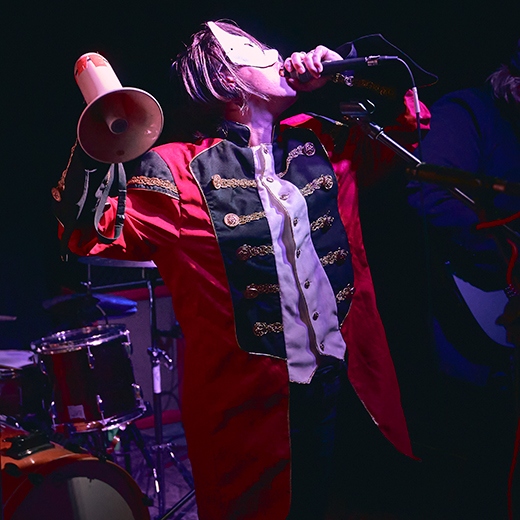 CATCØRE - Alternative Avantgarde-Rock Band aus Gießen / Herborn 4 Kim singend mit ihrem Megaphon